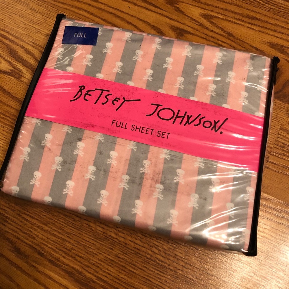 Betsey Johnson Full sheet set. Pink/grey skulls